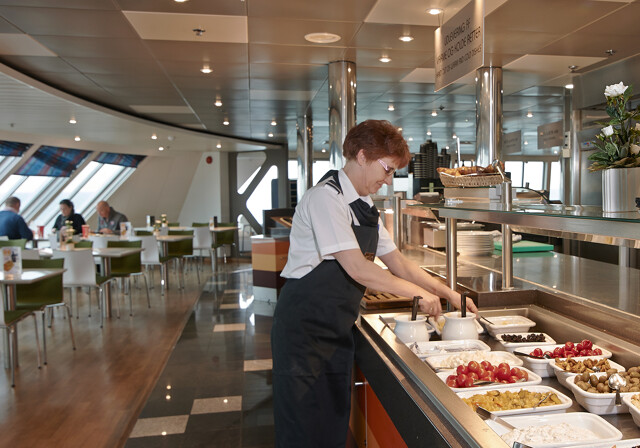 Scandlines Kitchen Buffet-medarbejder fylder buffeten op